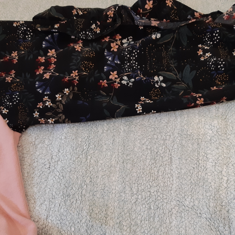 Design Lab Soft Knit Cropped Top/ Ruffled Sleeves - Picture 2 of 6